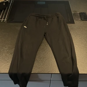 Lacoste byxor - Lacoste byxor i storlek Xl men passar I L men även stor M