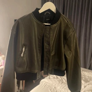 Croppad läderjacka från Boohoo - Ej riktigt läder. Helt oanvänd. Nypris: 700kr