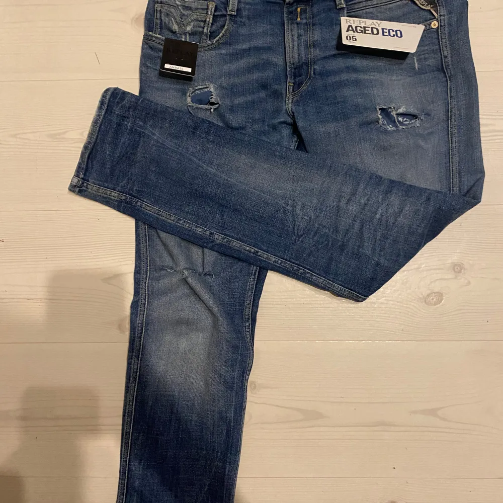 Säljer nu dessa skit feta replay jeans med slitningar  i (31/32) (nypris 2000kr). bara höra av er om ni har några frågor👍🏼. Jeans & Byxor.