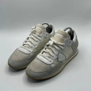 Philippe Model trainers - Säljer dessa skor av märket Philippe Model. Skorna är i bra skick i storleken 42. Hör av er vid funderingar! 