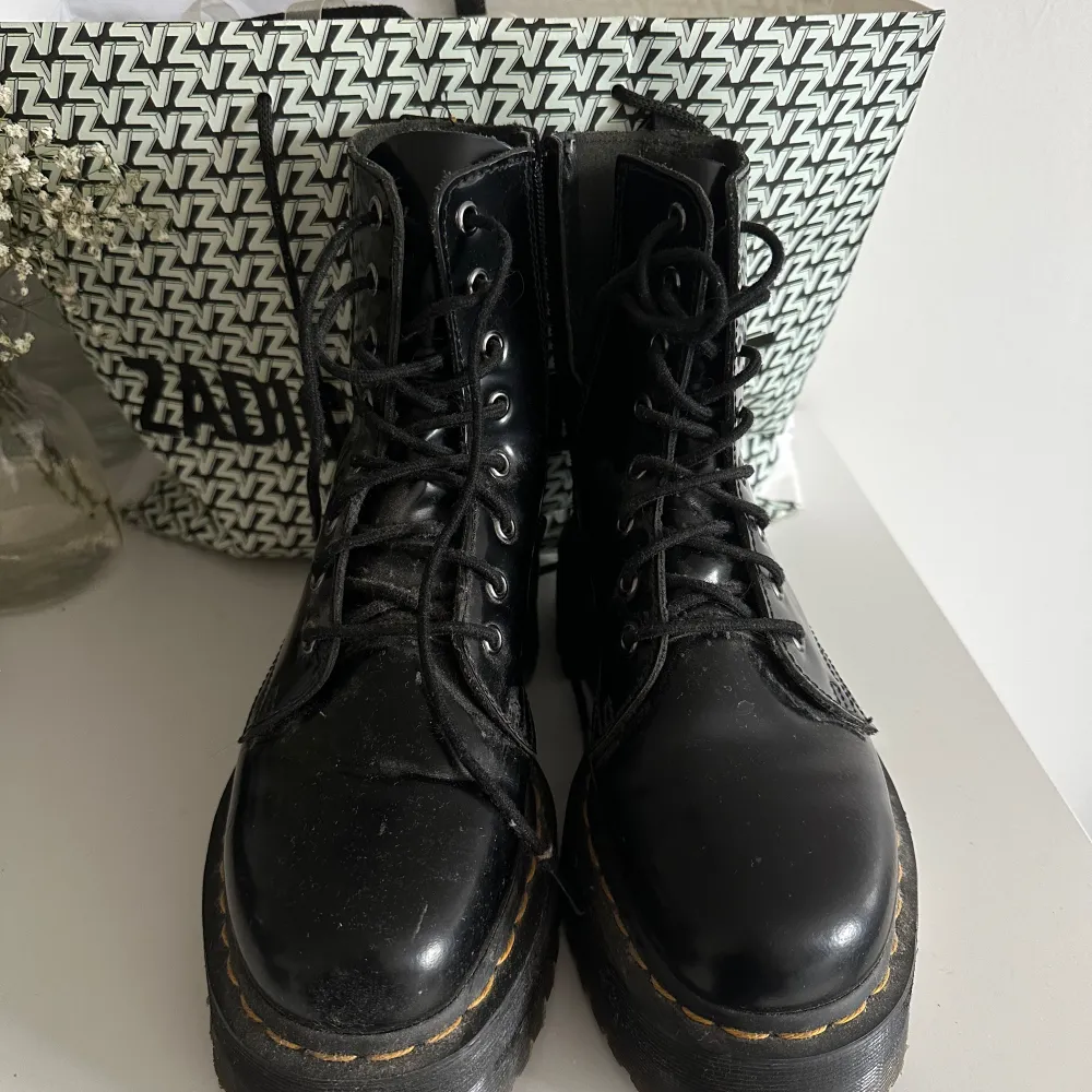 Säljer mina superfina JADON BOOT PATENT LEATHER PLATFORMS ifrån Dr. Martens pågrund av att de inte är min stil längre. Använda ett fåtal gånger så i super fint skick, inga defekter eller liknande💞 . Skor.