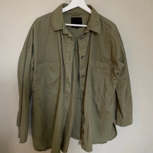 Tunn jacka - Fin tunn sommar/vårjacka, använd men bra skick, skriv för fler bilder 