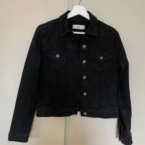 Jeansjacka  - Fin jeansjacka, använd men i bra skick