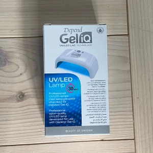 Gel IQ ledlamp  - Oöppnad ledlamp från Gel IQ, jag fick denna med i ett starterkit, men jag har redan en så jag säljer den här 😊💗 Den funkar superbra!!💕✨ Går ej att köpa enskilt, endast i kit, då är priset 400kr 💗🪩✨🐆💕
