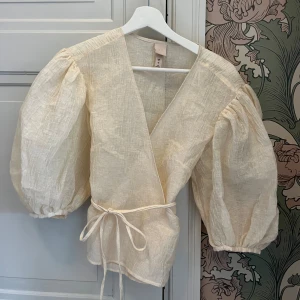 Blus med puffärmar  - Fin blus med puffärmar. Bra skick! Säljer då den är lite stor på mig. 