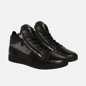 Svarta glittriga Giuseppe zanotti skor   - Snygga svarta giuseppe zanotti skor som är oanvända i skinn med coola dragkedjor på sidorna och glittriga detaljer som verkligen sticker ut. Perfekta för en fest eller när du vill ha en edgy look. De har snörning framtill och en bekväm passform.