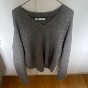 Stickad tröja  - Stickad v ringad tröja från zara🩵