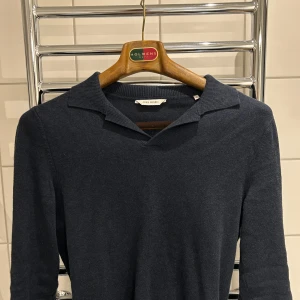 Långärmad pikétröja - Köpt på John Henric för 799kr, knappt använd då den inte passade, kvitto från mail finns