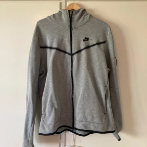 Nike tech hoodie - Fint skick bara kommit till användning ett få tal gånger. Det är en killmodell i stolek L. Nypris 1350kr💕