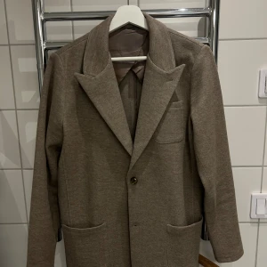 John Henric Kavaj - Snygg beige kavaj från john Henric, använd ett par gången men inga defekter. Nypris 1800kr har jag för mig