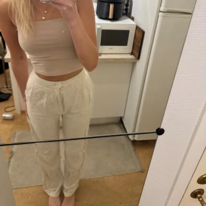 Linnebyxor  - Supersnygga linnebyxor från stradivarius, använda Max 5 gånger. Långa och går till golvet på mig som är 177. Storlek 36💞
