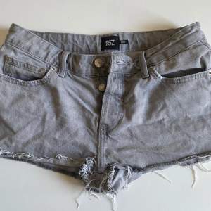 Jättefina Low waist jeansshorts från lager 157 som tyvärr inte passar längre. Dem är köpta förra sommaren och är i storlek S. Shortsen är i ett fint skick🩷