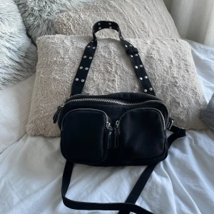 väska - säljer min väska som passar till alla slags outfits, denna väskan är perfekt till allt o j får plats med så mycket saker perfekt till skolan! köpte denna på gina men finns inte kvar att köpa den💕