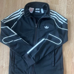Adidas tröja  - Adidas tröja med dragkedja i storlek 140 i fint skick. 