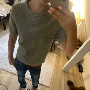 Zara tröja - Stickad tröja från zara som är eftertraktad och går inte att köpa längre.