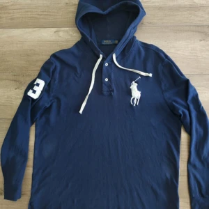 Ralph Lauren Hoodie - Riktigt snygg och unik Hoodie från Ralph lauren. Varan är i gott skick och sparsamt använd!