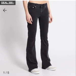 Low waist bootcut jeans - Slutsålda low waist bootcut jeans från Lager157. Storlek xs. Nästintill oanvändna, inga defekter. Snygg mörkgrå/worn in black färg. Strechiga så sitter jättebra. Full lenght, 90s boot.  Midjemått 34, innerben 83. Jag säljer liknande i short length. 
