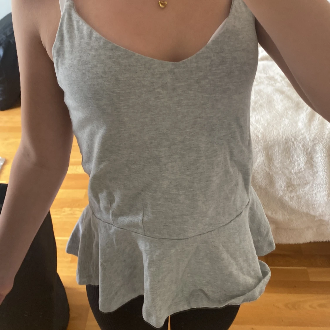 Grå ärmlös topp med volang - 90