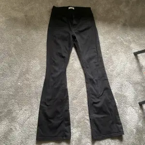 Lindex jeans säljer pga har blivit för lång för dessa. Men har fått super mycket andvändning av dessa super sköna och fina. Dom är som helt nya❤️❤️ köpte dom för 399 men säljer för 275❤️dom är bootcut och låg midjade❤️