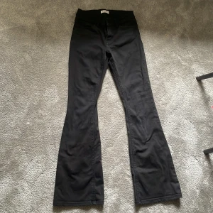 Svarta Lindex jeans - Lindex jeans säljer pga har blivit för lång för dessa. Men har fått super mycket andvändning av dessa super sköna och fina. Dom är som helt nya❤️❤️ köpte dom för 399 men säljer för 275❤️dom är bootcut och låg midjade❤️