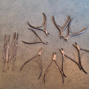 Nagelverktyg i metall - Säljer ett set med nagelverktyg i metall. Inkluderar flera nagelklippare och nagelbandspetare. Perfekt för manikyr och pedikyr hemma. Verktygen har en hållbar design. På någon tång finns det lite rost men inget som påverkar, går nog att tvätta bort.         20/st eller allt för 130kr