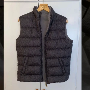 These Glory Days väst - En riktigt snygg These Glory days väst. Perfekt till höst och vår.  Dubbelsidig och bra kvalitet. 1400kr ny.  En snygg Mörkgrå färg🥂