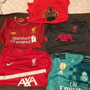 Olika fotbolls kläder  - Fotbolls kläder  Skriv 💬 om ni är intresserad checka min profil för giveaway 