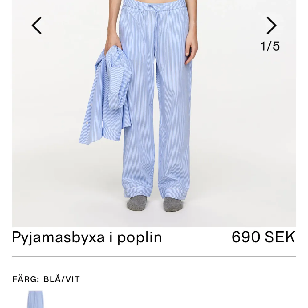 Säljer en supermysig pyjamasbyxa i poplin. Den är blå och vitrandig, perfekt att ha hemma men man skäms inte i mataffären om man har på sig dem. Perfekt för att bara slappa runt i eller ha en mysig filmkväll. Helt oanvända behövs bara strykas. Jeans & Byxor.