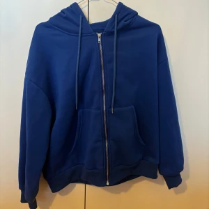 Zip Hoodie  - Klarblå zip hoodie i fint skick, endast använd ett fåtal gånger.💕 Storlek: S (skulle passa M)
