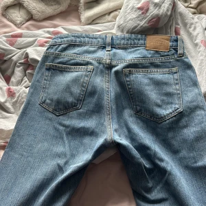 Lågmidjade jeans - Jeans Arrow modell från Weekday! Väldigt fint skick inga fläckar eller defekter :) Kan diskutera pris!