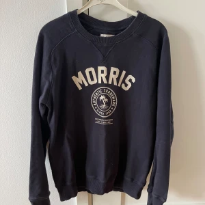 Morris Sweatshirt - Morris Sweatshirt-  Bra Skick-  Storlek S