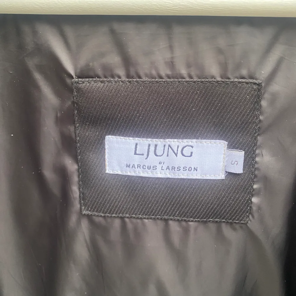 En vinterjacka från Ljung by Marcus Larsson i storlek S. Skick: 10/10 ej använd. Originalpris 3500kr. Kontakta om du är intresserad! . Takit.