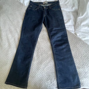 Low waist Levi’s 572 bootcut jeans  - Trendiga mörkblå Levi’s bootcut jeans i modellen 572. Använda två gånger, fläckfria och inget slitage   Orginalmått: 31/34 men upplagda hos Levi’s, nytt mått insida ben: 74 cm.  