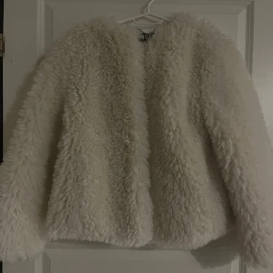 Fluffig Zarajacka - En super söt fluffig jacka som aldrig kom till användning. Varm o go till höst och vinter! ❤️storlek S men passar även en som är M och kanske L då den är oversize-modell. 