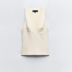 SÖKER  - SÖKER! Hör gärna av er med ett pris ifall ni kan tänka er sälja denna vita toppen ifrån zara 🔥 🙏🏽