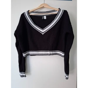 Stickad croptop - Väldigt söt stickad croptop i college stil helt i nyskick!