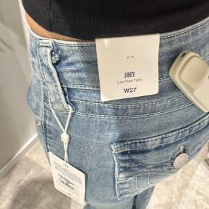 Funderar på att sälja mina true religion jeans då de är för stora i midjan och lite för långa i längden. Superfint skick och använda typ 5 gånger. Köptes för 1200kr