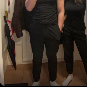 Chinos uniqlo  - Chino från Uniqlo. Bra skick. Storlek M och midjan kan justeras mindre. Allmänt sköna chinos original pris: ~599kr 