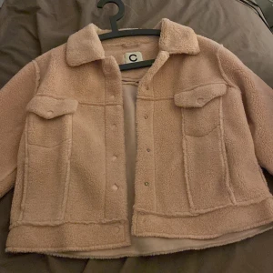 Fluffig kappa  - Säljer en jacka i bra skick, knappt använd i färgen baby rosa. Köpt för 999 pris kan diskuteras 