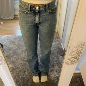Blåa straight jeans  - Jeansen är i storlek 34, jättefint skick, säljer då jag inte har användning för de längre. Ny pris 500