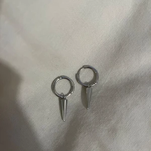 Edblad örhängen - Edblad örhängen i silver, knappt använda och ser nya ut.