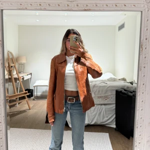 Vintage brun skinnjacka  - Säljer min as coola vintage skinnjacka i läder. Väldigt bra skick. Passar mig utmärkt som är en xs/s med en oversized fit