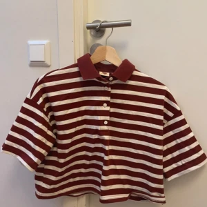 Levi’s pike topp/t-shirt - Säljer den här jätte fina tröjan från Levi’s💗nästan helt oanvänd och jätte bra skick! 