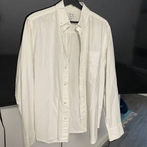 Skjorta oxford  - En fin skjorta från H&M. Storlek S. Säljer eftersom hittar inte användning. I väldigt fint skick. 