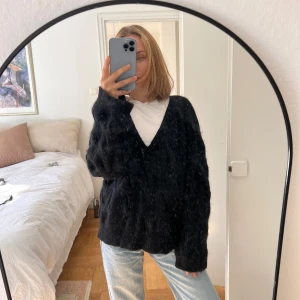 V-ringad kofta - Perfekta höstkoftan! Mohair/ull från Hm premium. Inget att anmärka i skicket, tvättat med fintvättmedel enstaka gånger. Oversized fit Säljer även samma i grå! 