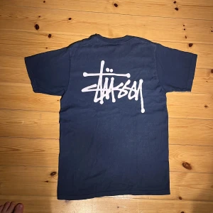 Stussy t-shirt  - Tja! Säljer nu den Stussy t-shirten🔵 Den är använd men fortfarande i prima skick💪Den har en knappt märkbar luten fläck🙏 Hör av dig vid frågor!