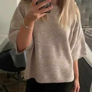 Stickad tröja  - En jätte fin stickad tröja från lager 157! Den är i storlek S och är bara använd ett fåtal gånger. 