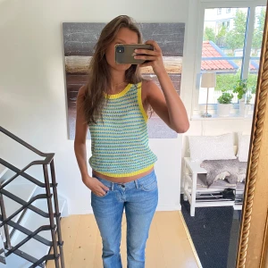 Virkad topp - Färgglad virkad topp. Man knyter en rosett i nacken! Egentligen storlek m men mindre i storlek, motsvara S!