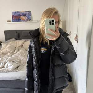 Jätte snygg dun jacka ifrån ”super puff”. Kostar på hemsidan 3000 kr men med tull slutar den på 4500kr. Den ser nästan helt ny ut. Skriv privat för egna bilder. Jackan är svart. Storlek xs men passar s och m bättre. 