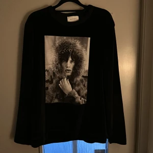 Limitato tröja  - Säljer den då den är för liten storlek M, 9/10